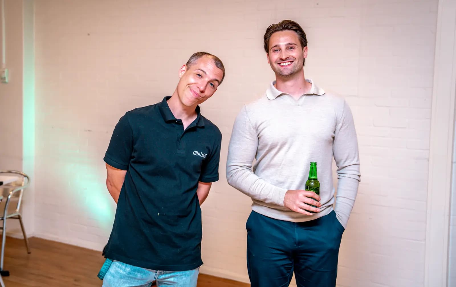 Twee partners samen op de foto