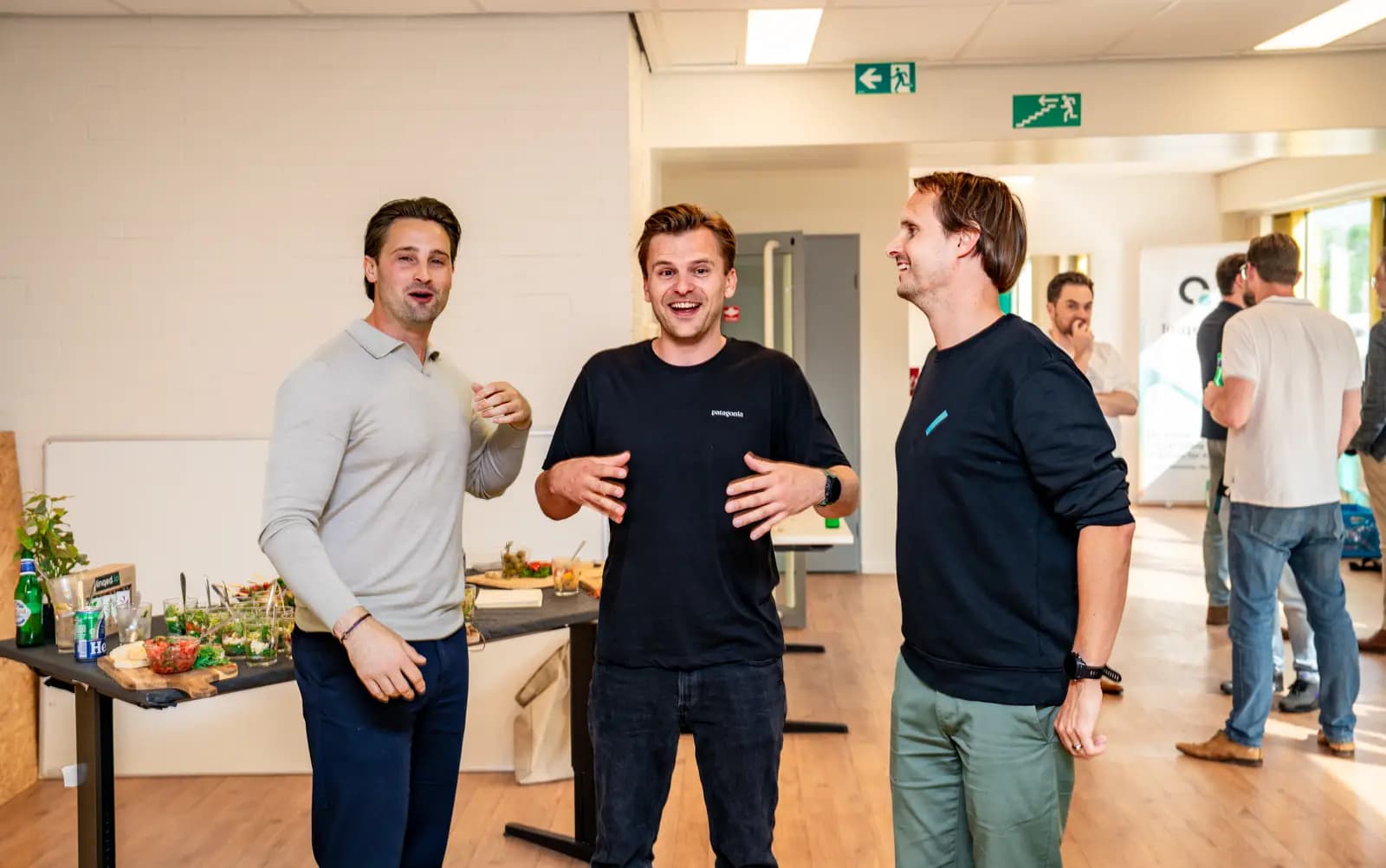 Partners in gesprek bij de borrel