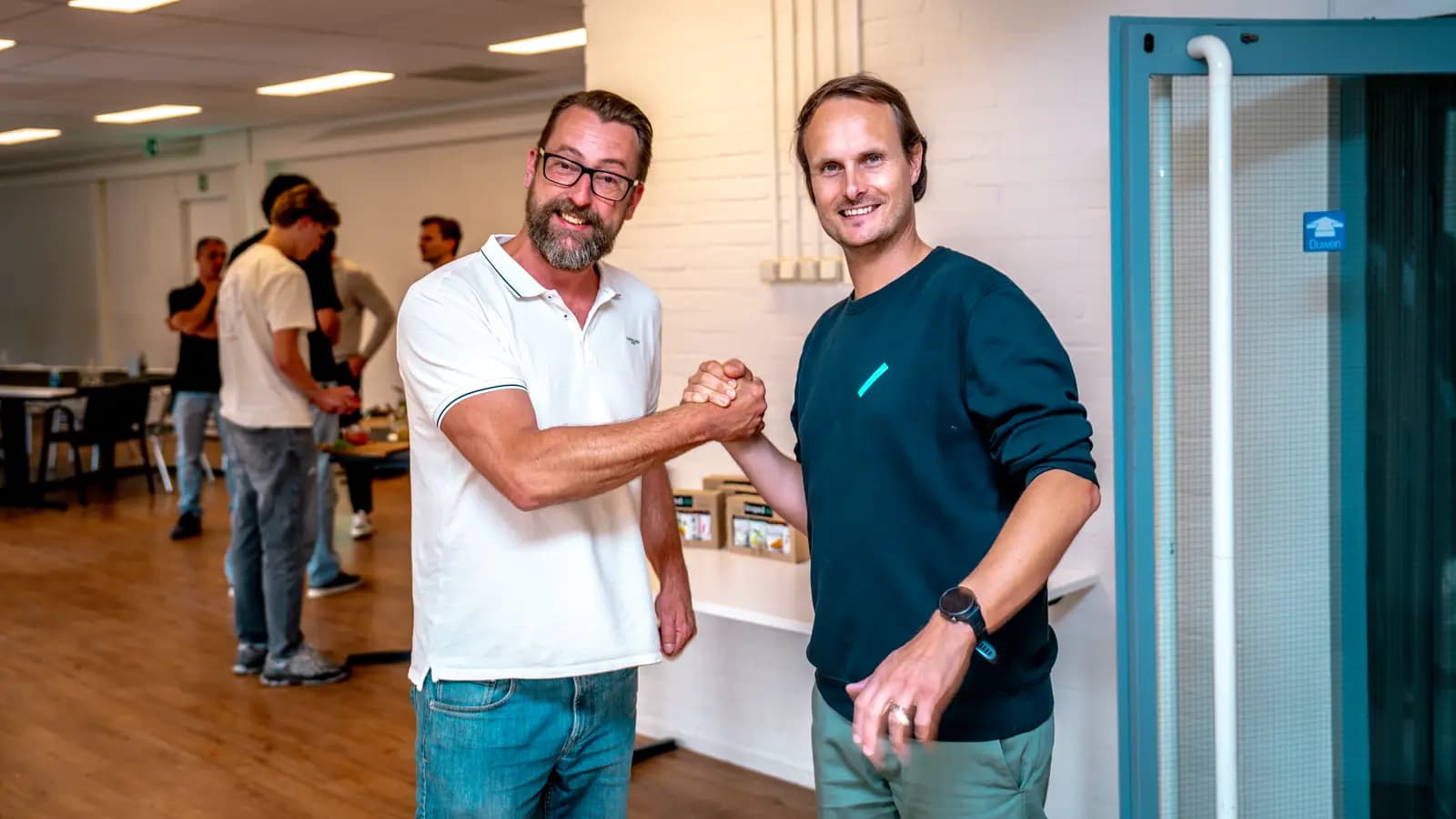 Twee partners schudden elkaar de hand