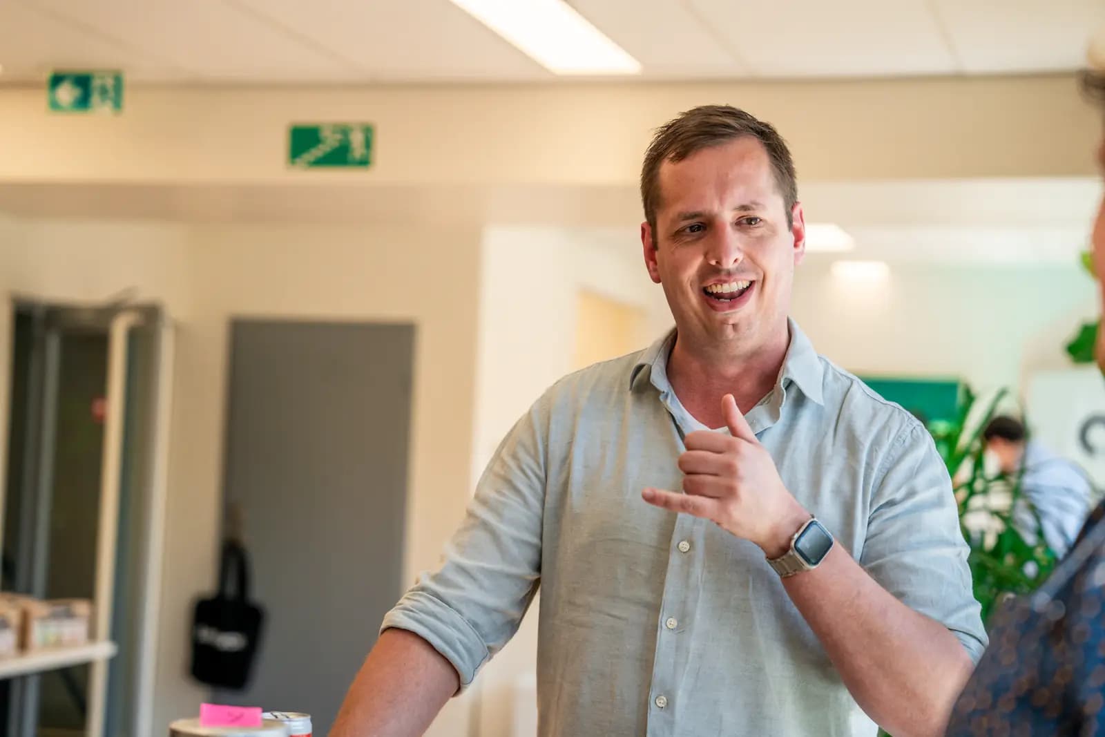 Deelnemer lacht tijdens de borrel