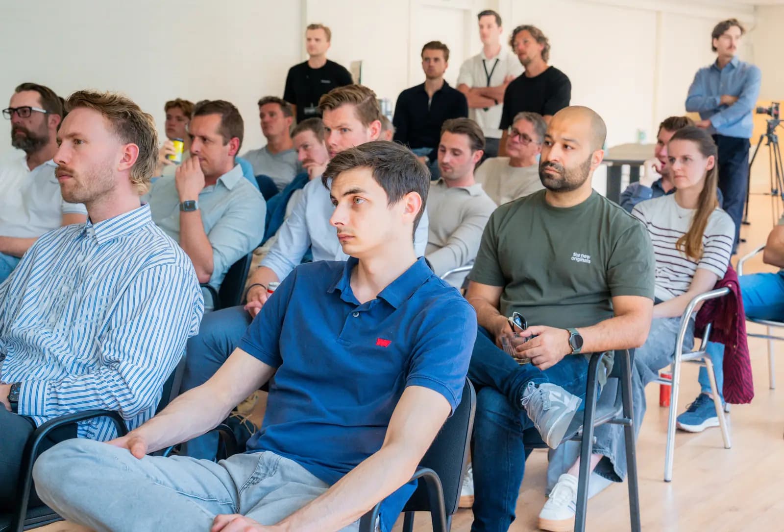 Partners luisteren naar de gastspreker