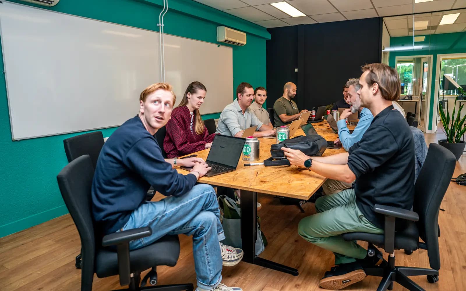 Workshop aan tafel met laptops